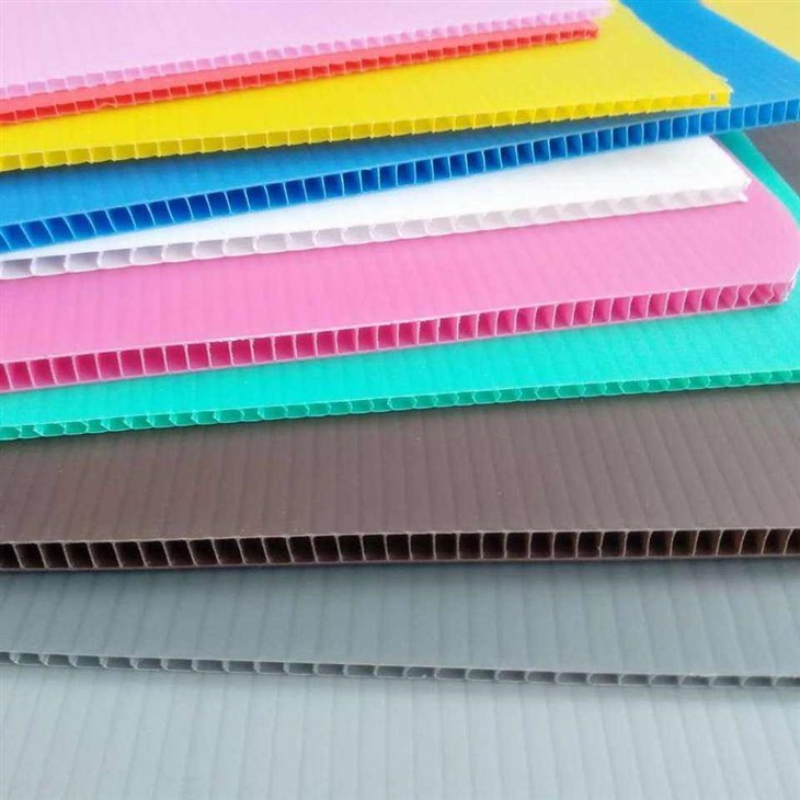 Hojas de plástico corrugado PP con tratamiento Corona